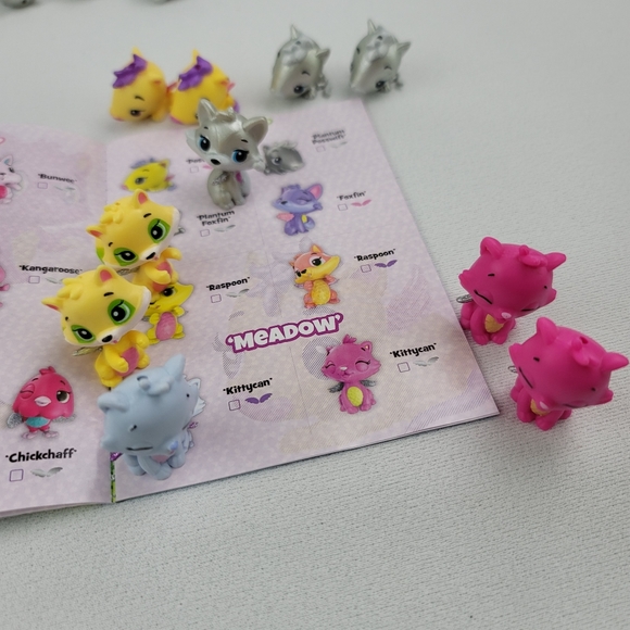 Hatchimals Best Friends Travel Pack Hatchy Suitcase Platinum Pal Exclusives - Picture 7 of 16